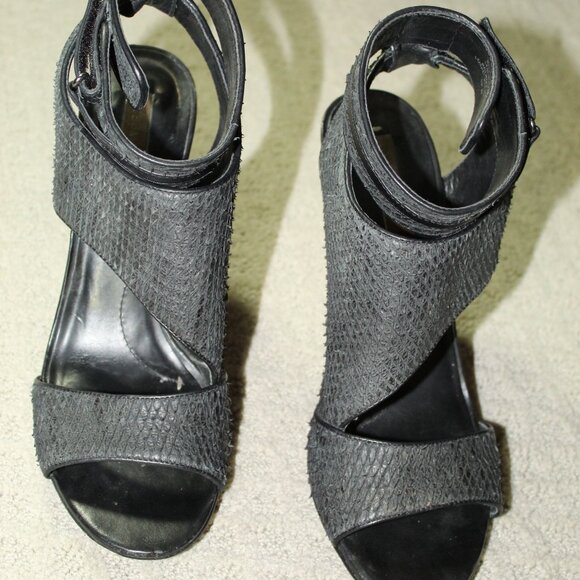 CHIC! BCBGMaxaria Wm Sz 10B Black Edgy Scale Pattern Ankle Strap 5" High Heels - Picture 2 of 6